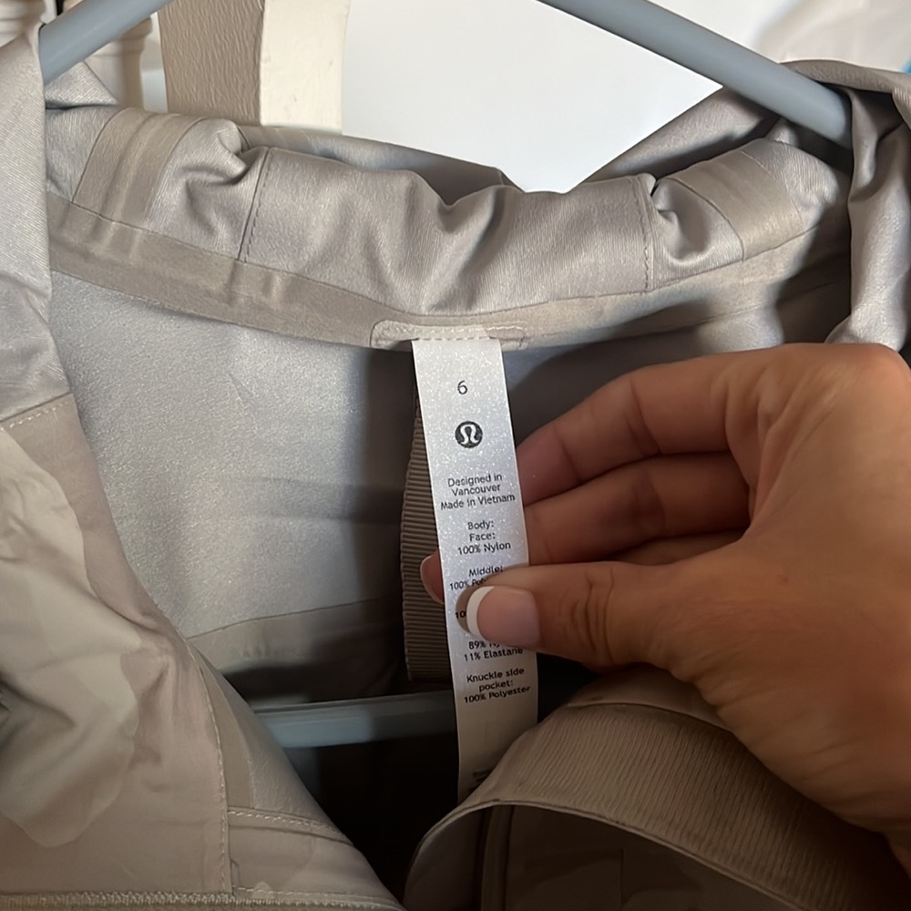 NWT Lululemon Rain Jacket - Picture 6 of 9